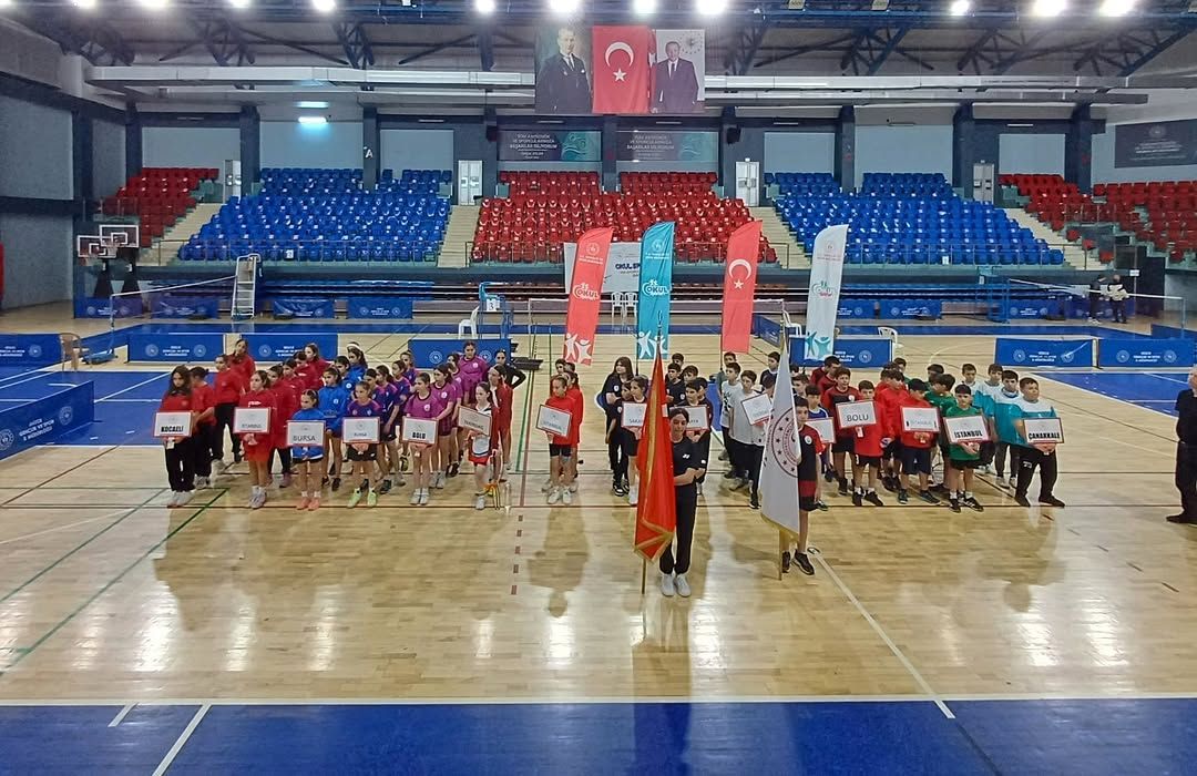 OKUL SPORLARI BADMİNTON KÜÇÜKLER GRUP MÜSABAKALARI DÜZCE'DE BAŞLADI