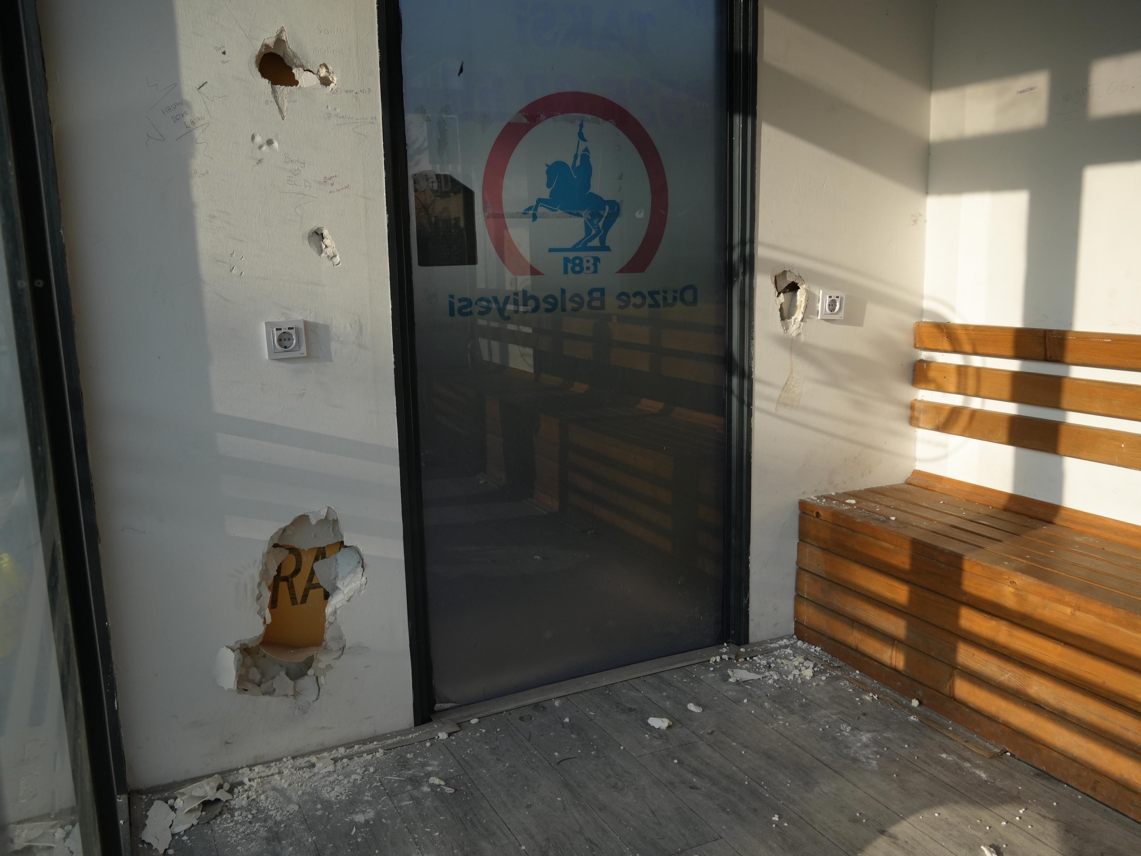 OTOBÜS DURAĞININ İÇİNİ PARÇALADILAR