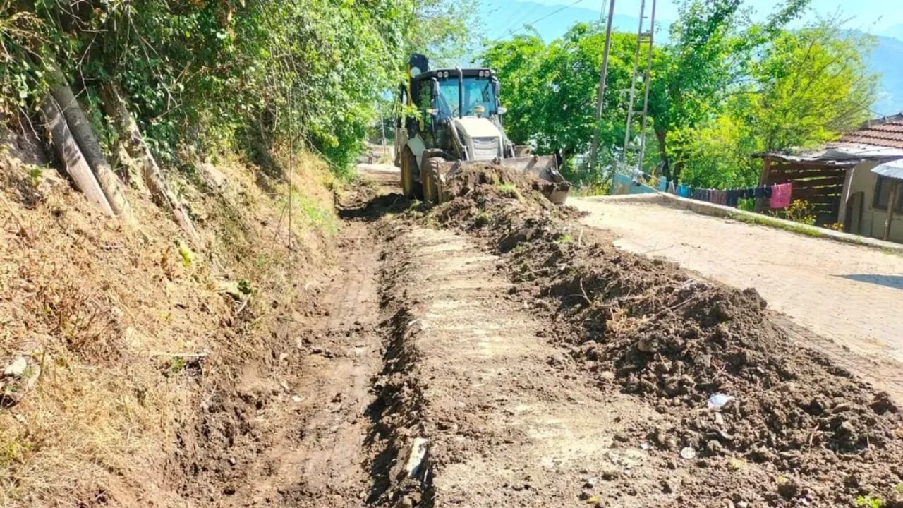 REDİFLER KÖYÜ'NDE V KANAL TEMİZLİĞİ TAMAMLANDI, TAŞKIN RİSKİ AZALDI