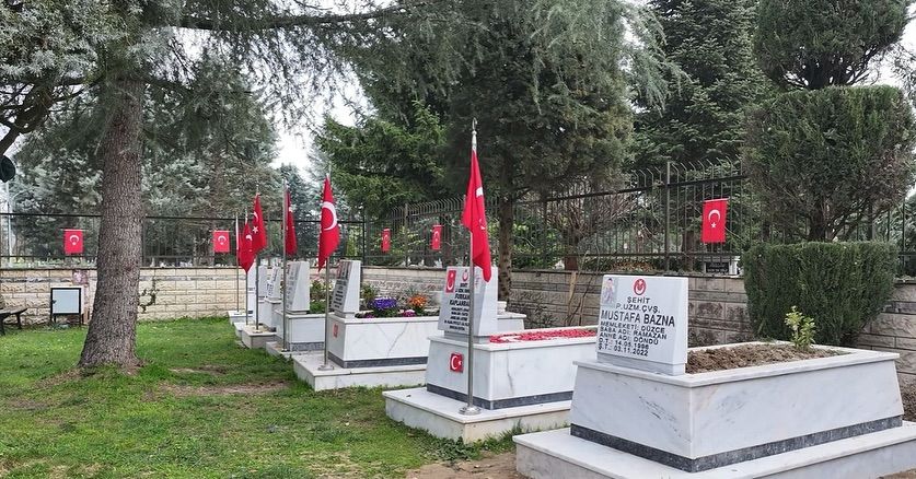 ŞEHİT KABİRLERİNDE BAYRAM TEMİZLİĞİ GERÇEKLEŞTİRİLDİ