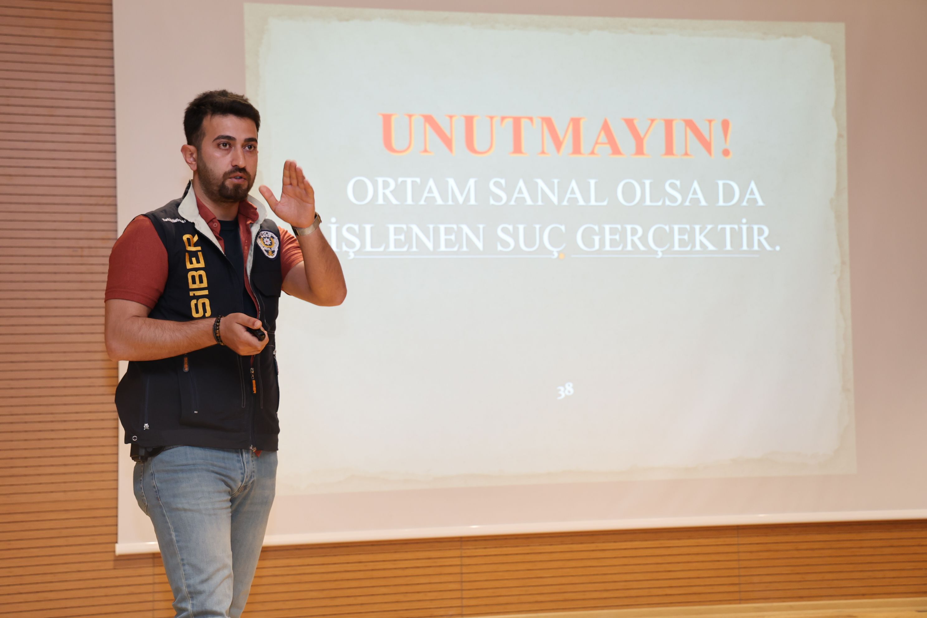 SİBER SUÇLARA VE SANAL KUMAR TEHLİKESİNE KARŞI FARKINDALIK KONFERANSI DÜZENLENDİ
