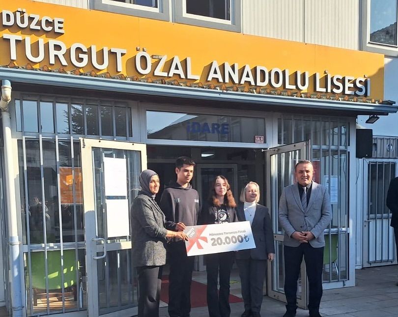 TURGUT ÖZAL ANADOLU LİSESİ'NDE MÜNAZARA ŞAMPİYONLARINA ÖDÜL TÖRENİ