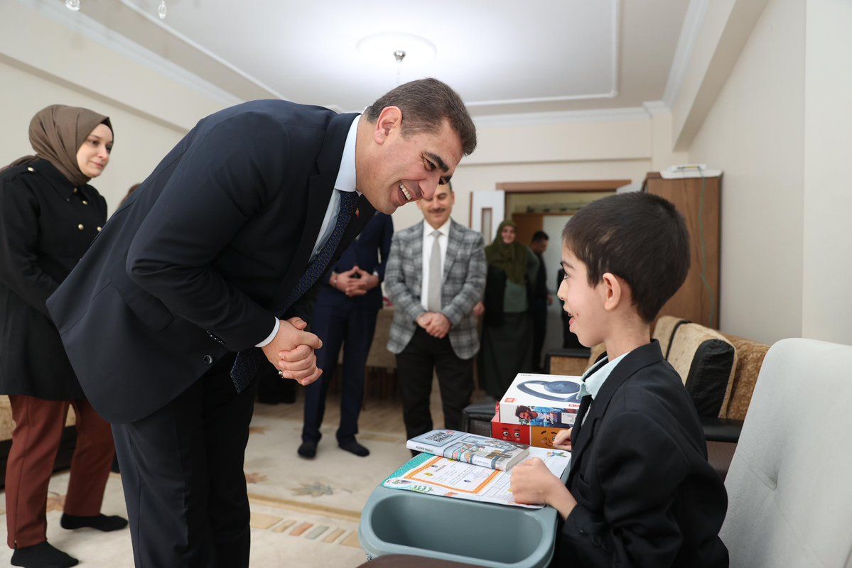 VALİ ASLAN EVDE EĞİTİM GÖREN AHMET ARİF'E KARNESİNİ EVİNDE TESLİM ETTİ
