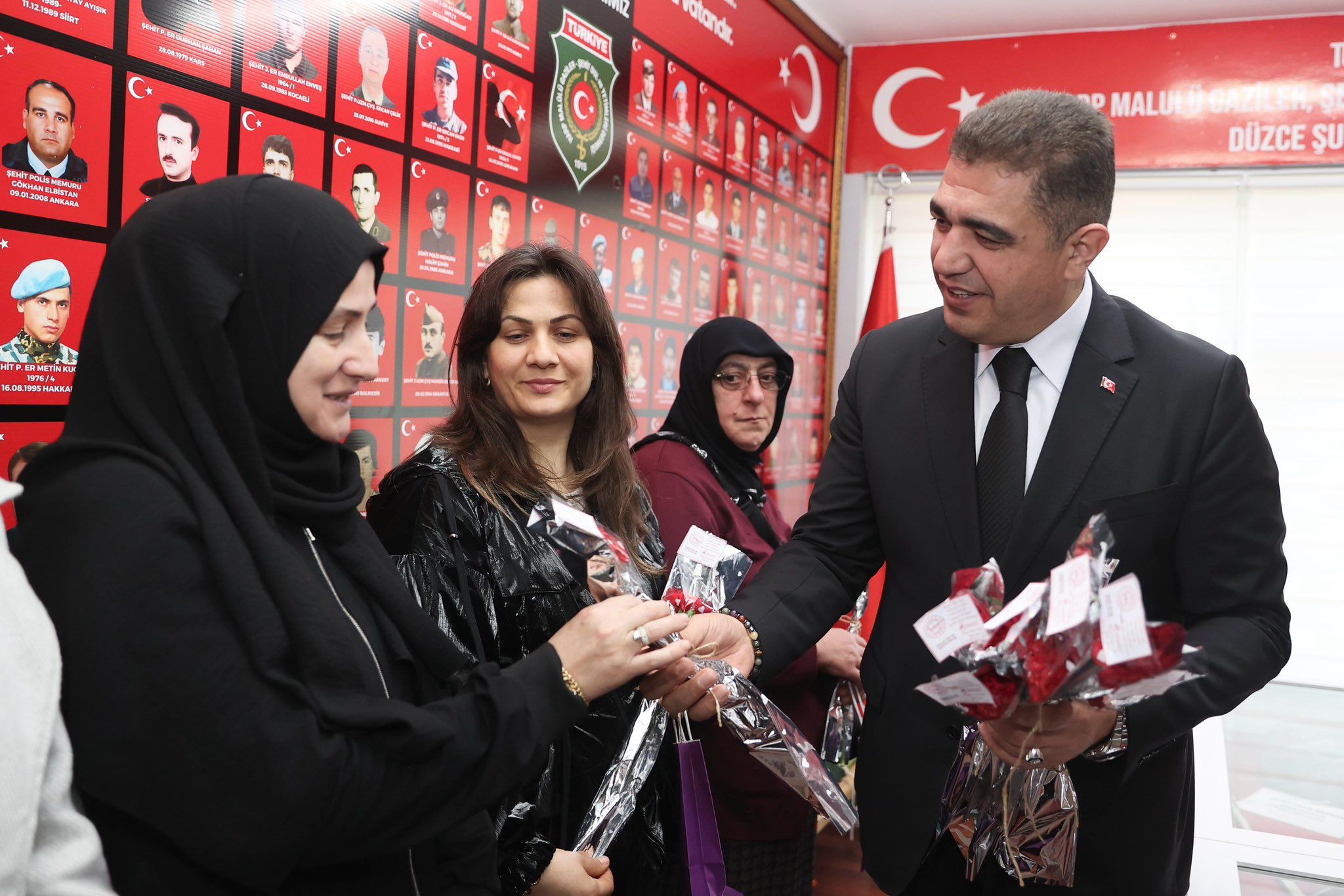 VALİ ASLAN, KADINLAR GÜNÜ'NDE ŞEHİT ANNE VE EŞLERİNİ YALNIZ BIRAKMADI