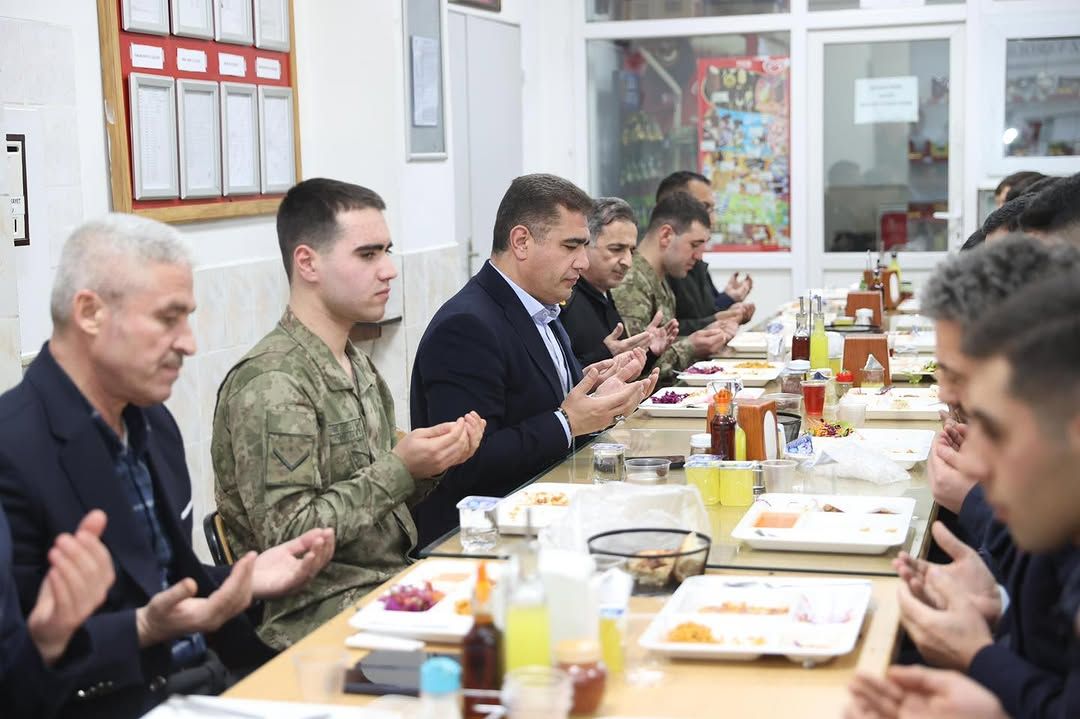 VALİ ASLAN MEHMETÇİKLERLE İFTARDA BULUŞTU ''KAHRAMANLARIMIZIN SOFRASI BEREKETLİ OLSUN''
