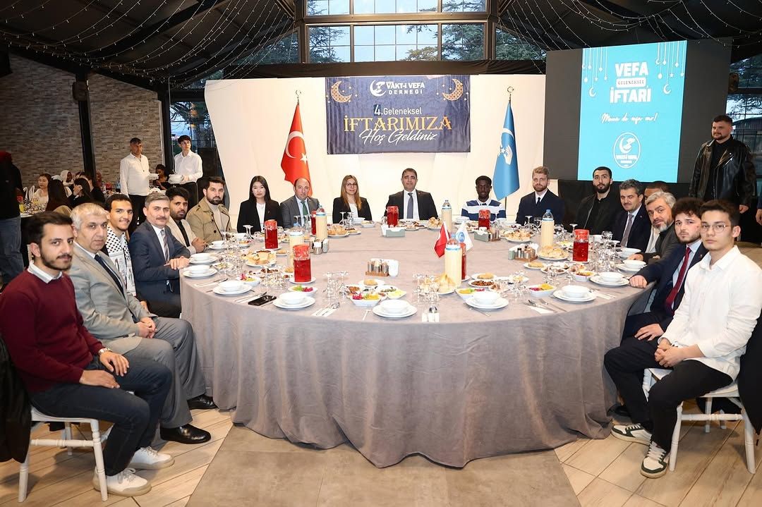 VALİ ASLAN, YABANCI ÖĞRENCİLERLE GELENEKSEL İFTARDA BİR ARAYA GELDİ