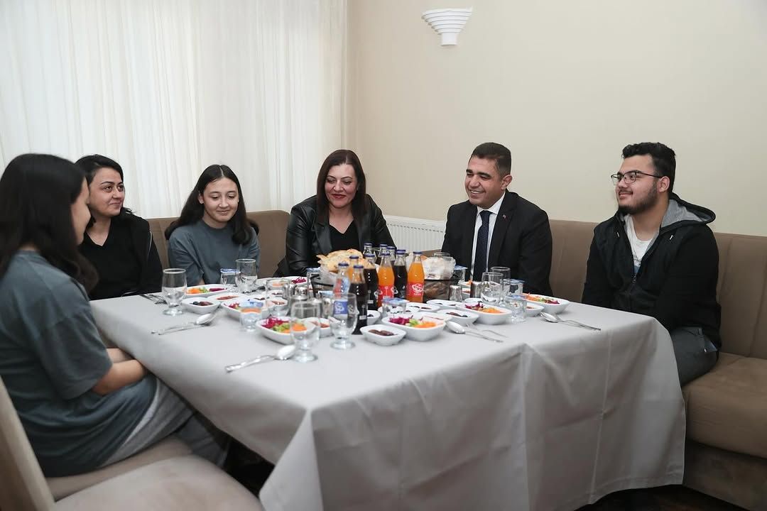 VALİ ASLAN, YILMAZ AİLESİNİN İFTAR SOFRASINA KONUK OLDU