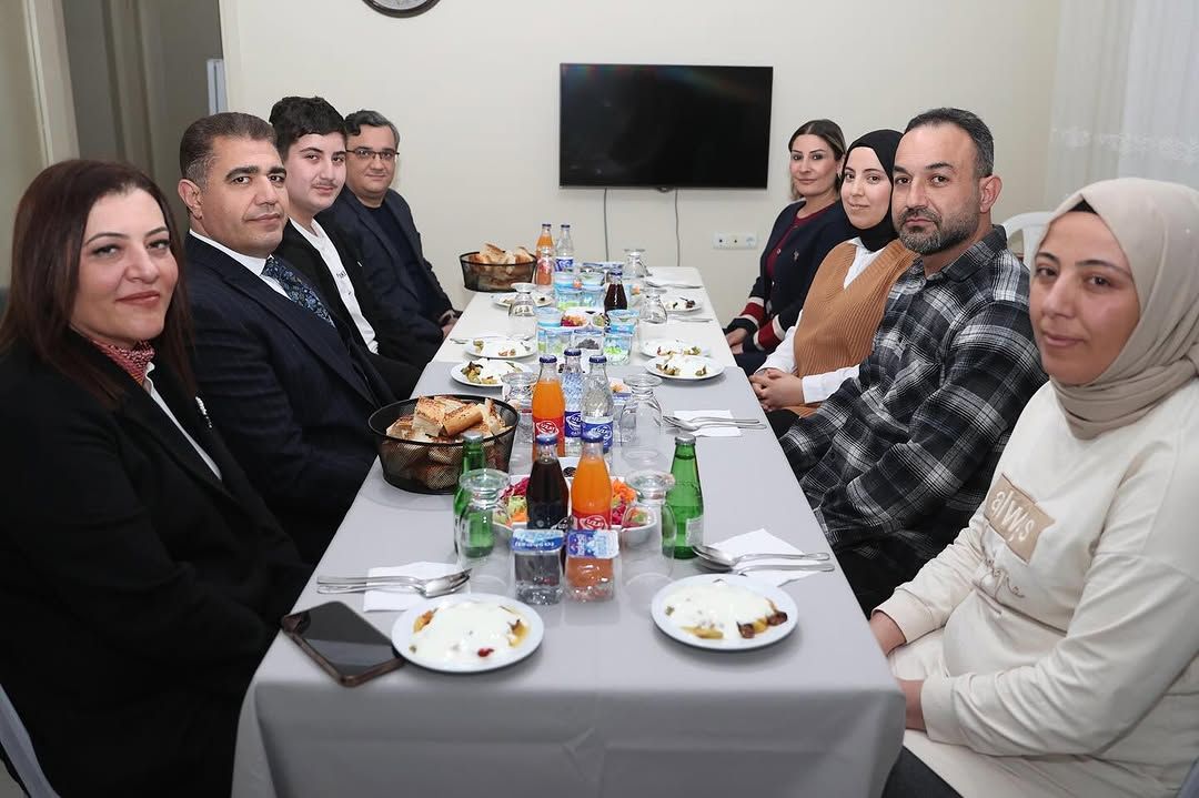 VALİ SELÇUK ASLAN DEPREMZEDE AİLENİN İFTAR SOFRASINA KONUK OLDU
