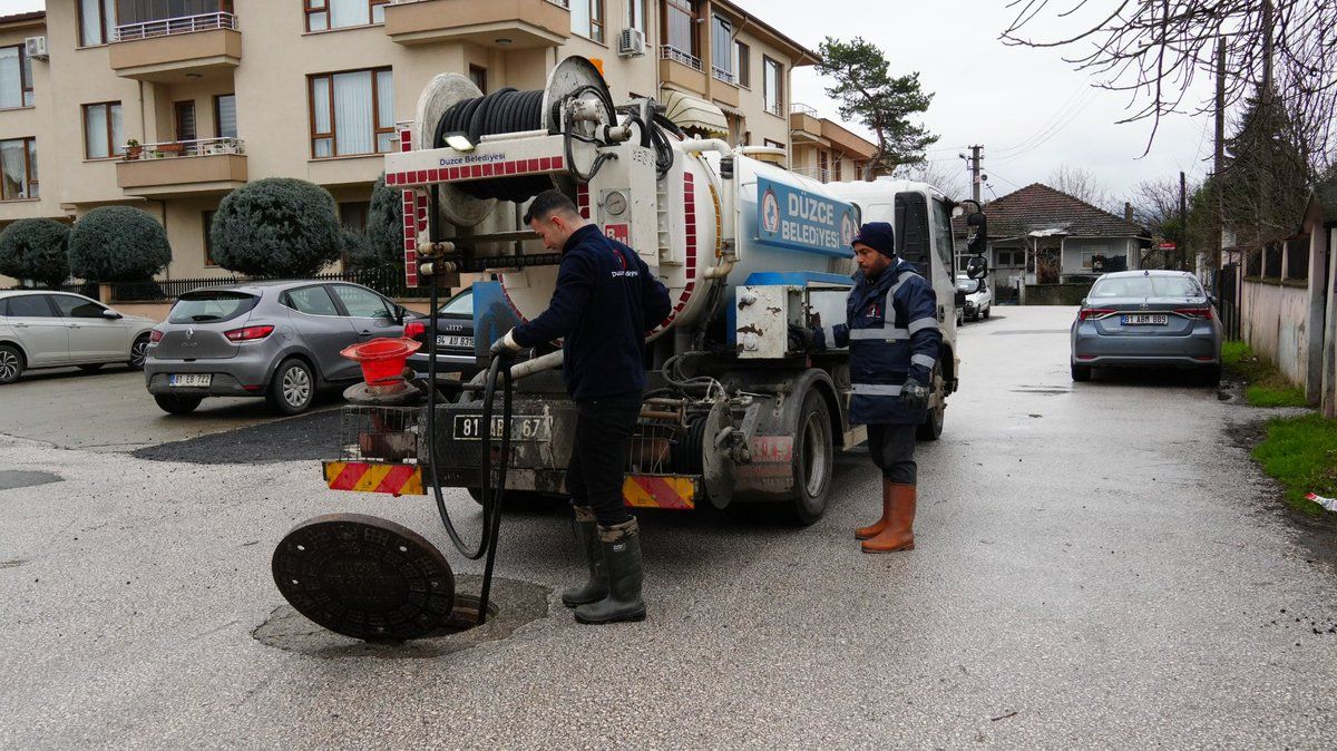 YAĞMUR SUYU KANAL VE MAZGALLARDA TEMİZLİK ÇALIŞMASI YAPILDI