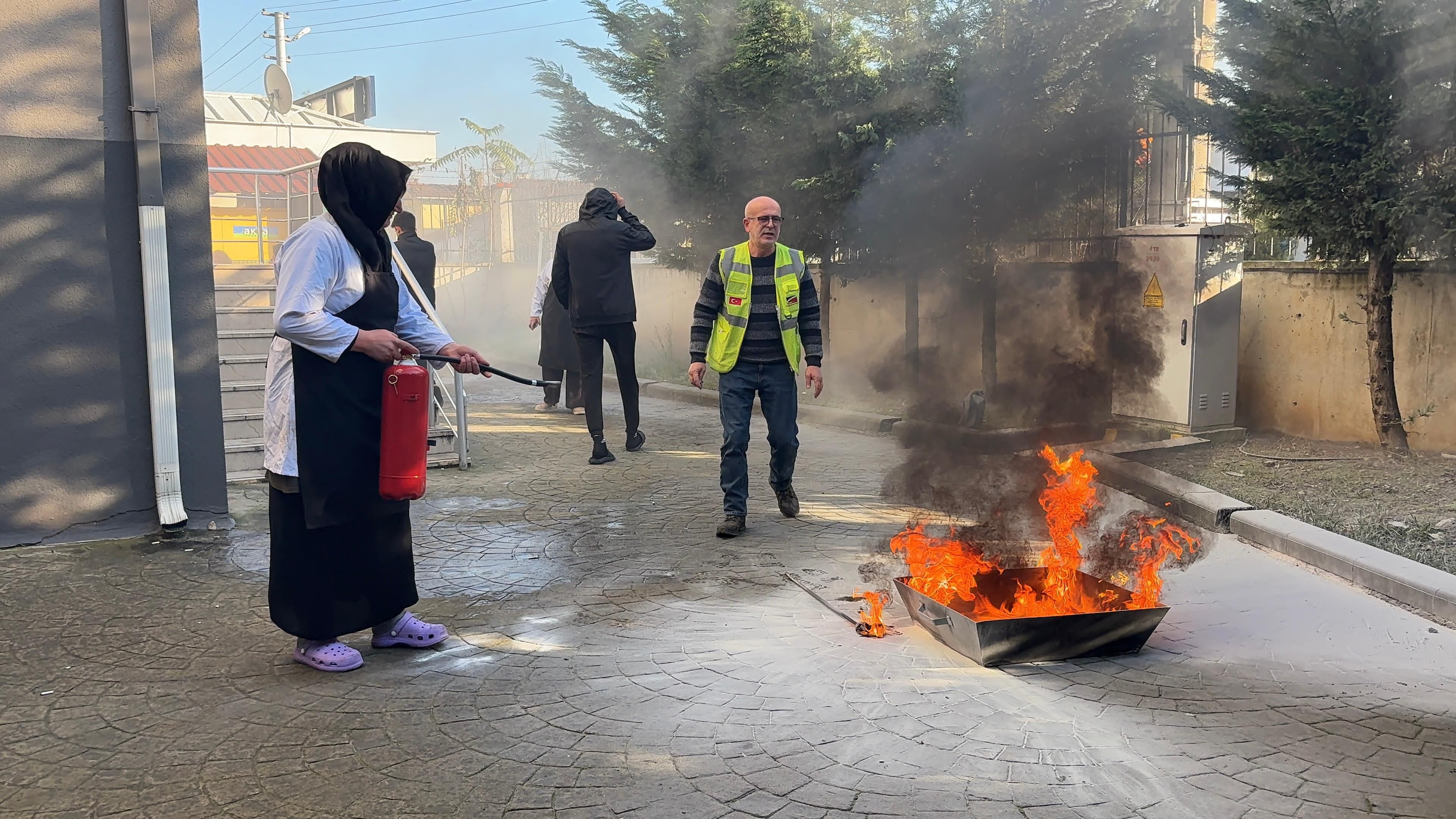 YASA YEMEK PERSONELLERİNE YANGIN TATBİKATI DÜZENLENDİ
