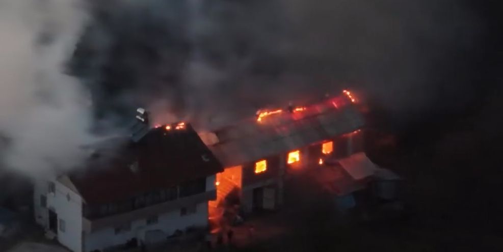 YIĞILCA'DA 2 KATLI EVDE VE AHIRDA YANGIN ÇIKTI