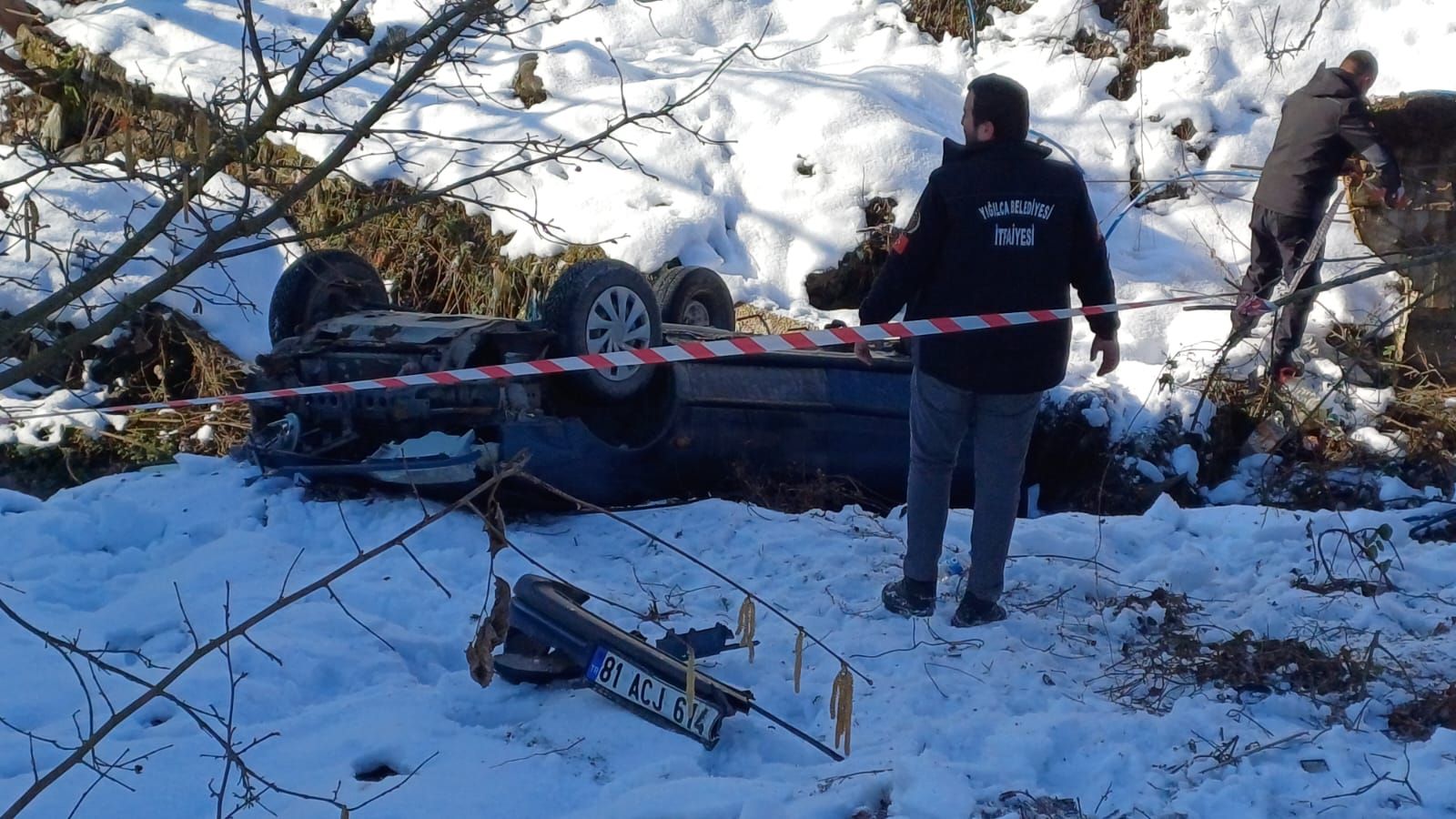 YIĞILCA'DA BUZLANAN YOL KAZAYI BERABERİNDE GETİRDİ 1 ARAÇ ŞARANPOLE YUVARLANDI