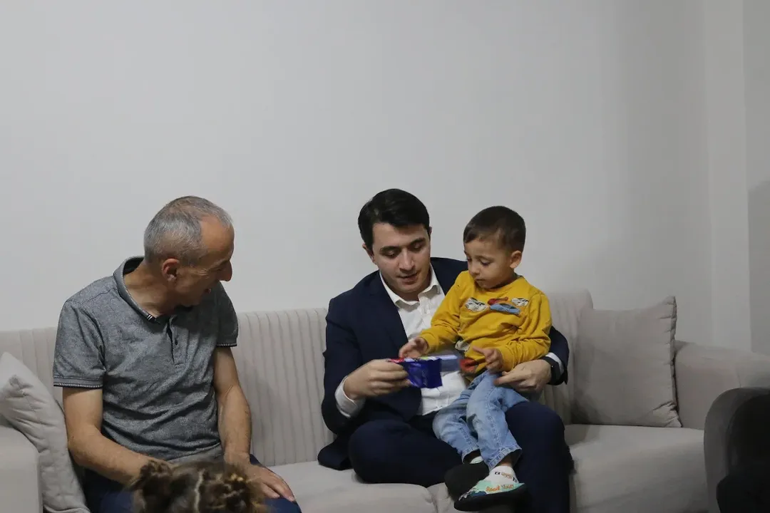 YIĞILCA'DA DUYGULU AN ŞEHİT AİLESİNE KAYMAKAM DEMİRKOL'DAN VEFALI İFTAR ZİYARETİ