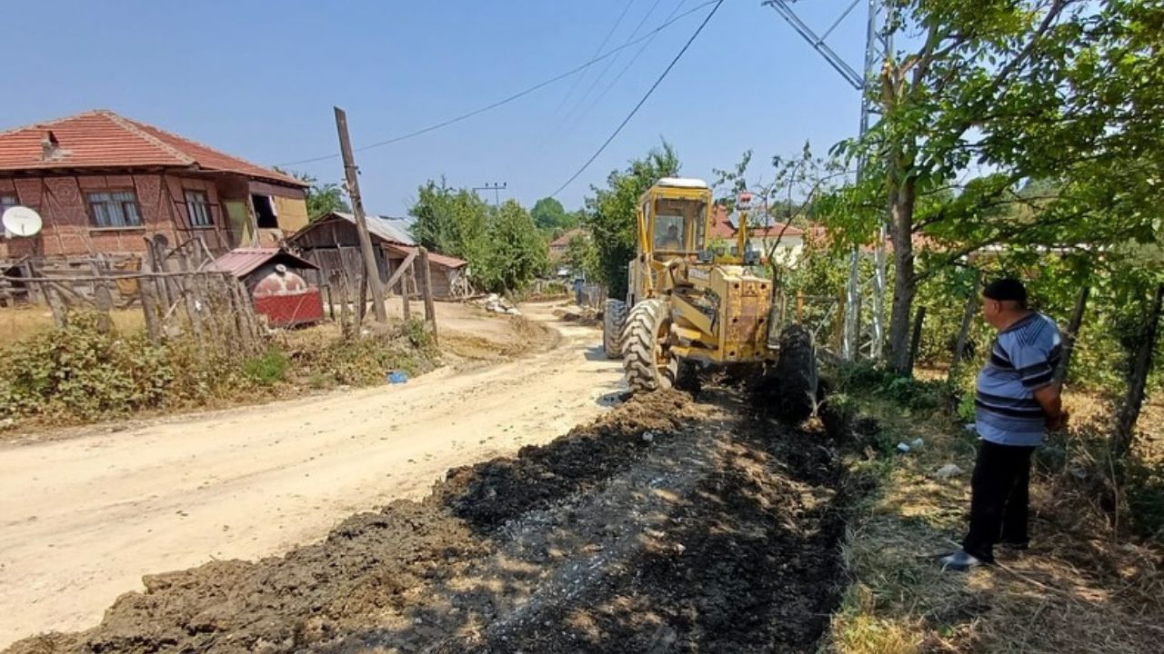 Yığılca Geriş Köyü'nde Sathi Kaplama Çalışmaları Devam Ediyor