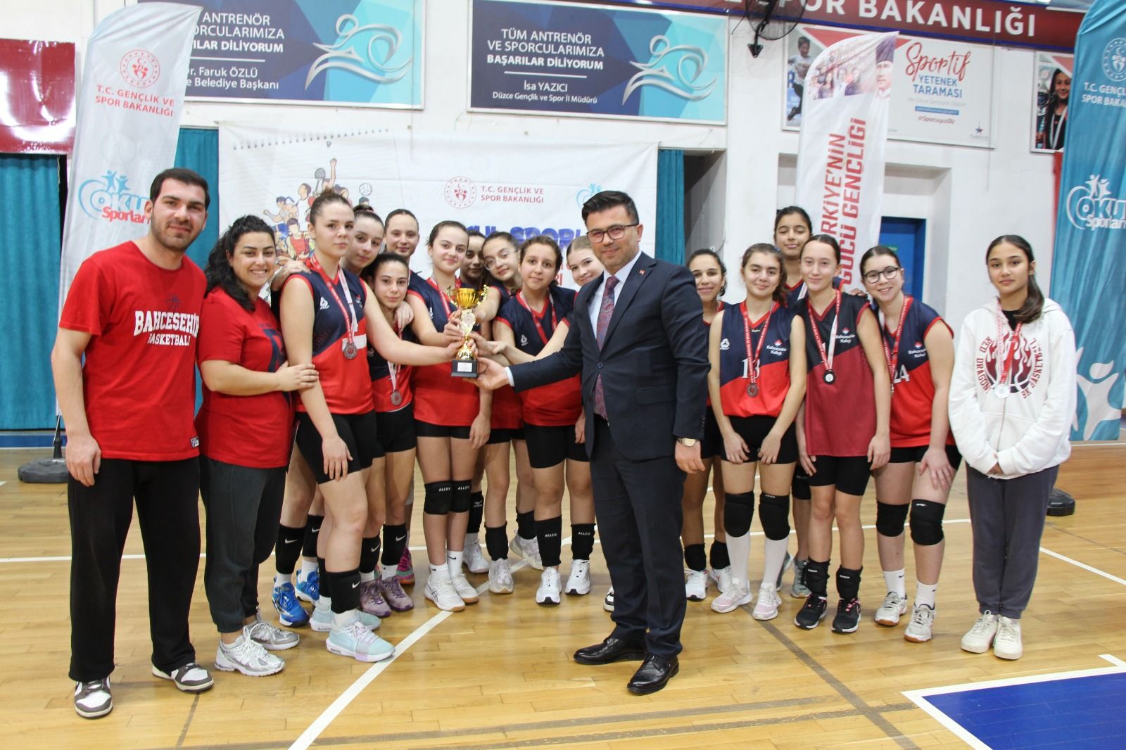 YILDIZ KIZLAR VOLEYBOLDA BİRİNCİ BELLİ OLDU