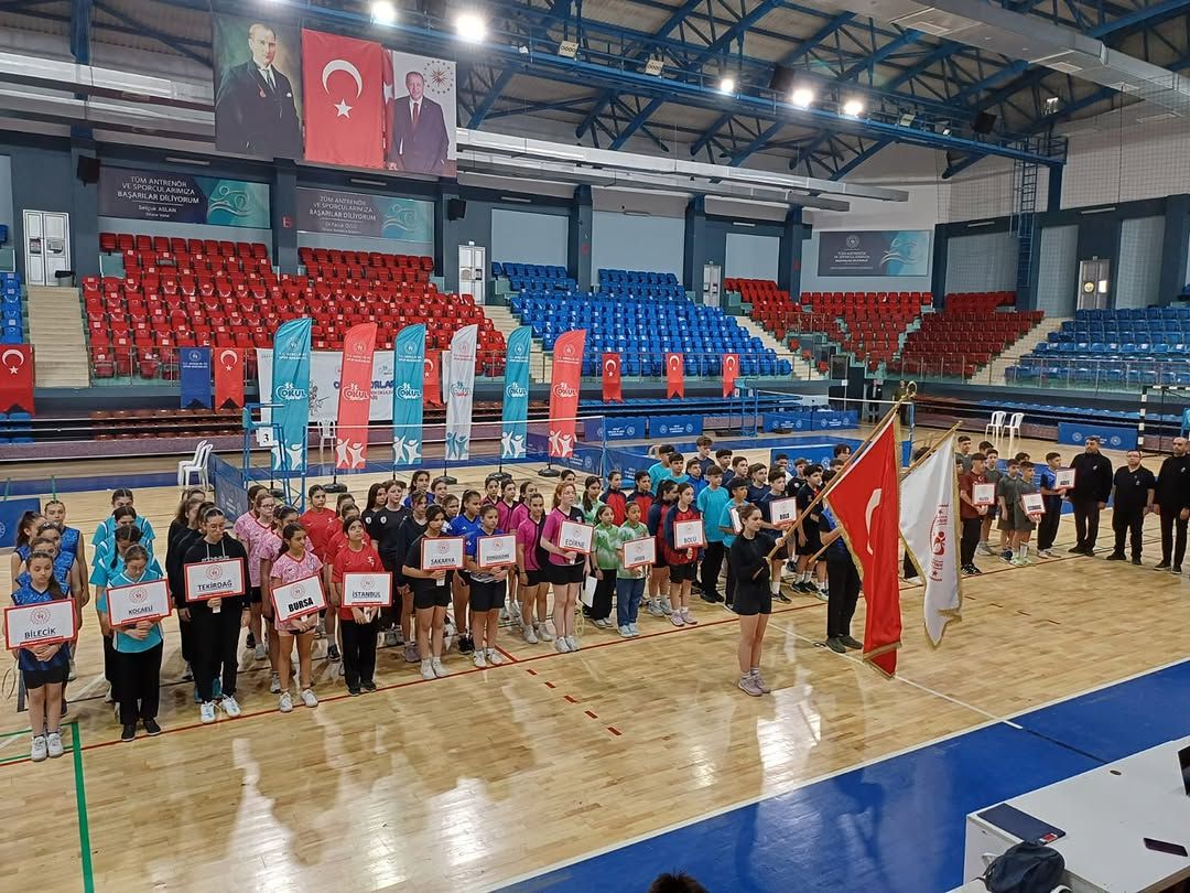 YILDIZLAR BADMİNTON GRUP MÜSABAKALARI DÜZCE' DE BAŞLADI