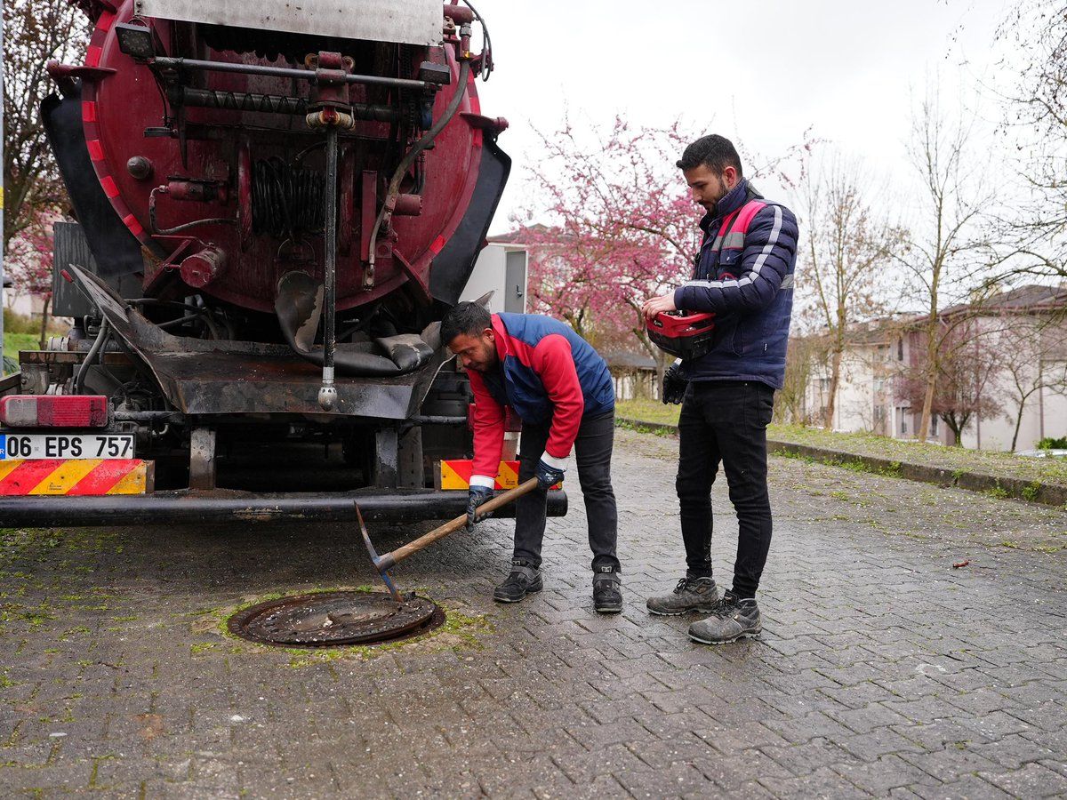 YOĞUN YAĞIŞLARA KARŞI ÖNLEM RÖGAR VE KANAL TEMİZLİĞİ ÇALIŞMALARI SÜRÜYOR