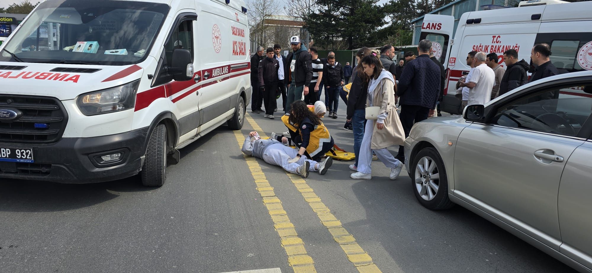 YOLUN KARŞISINA GEÇMEK İSTEYEN YAYALARA OTOMOBİL ÇARPTI; 2 KİŞİ YARALANDI