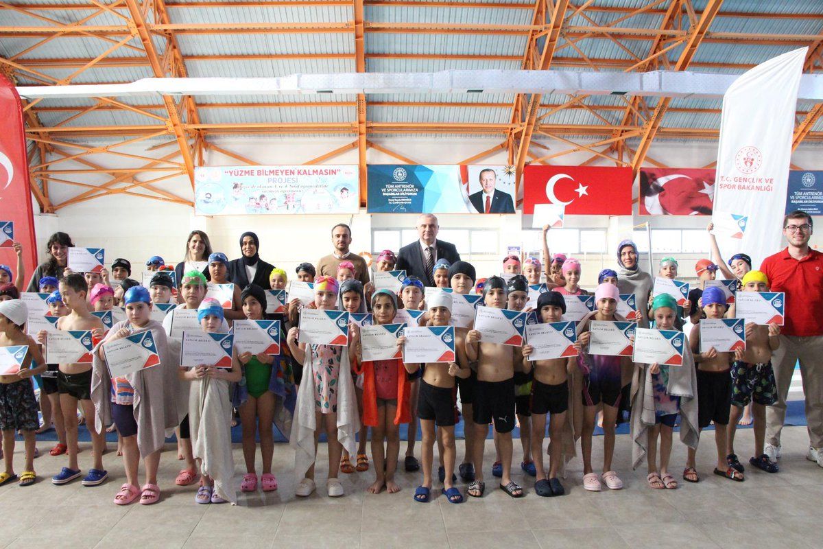 YÜZME EĞİTİMİ ALAN ÖĞRENCİLERE KATILIM BELGELERİ VERİLDİ